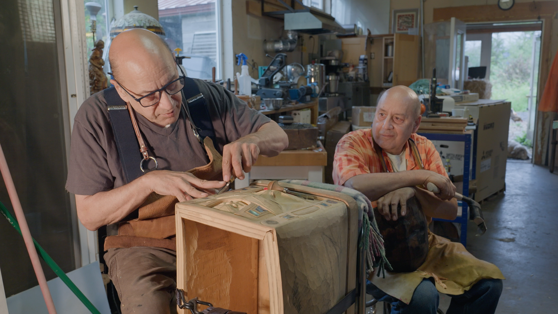 Frostline-Studios_rick and mick beasley Rick and Mick Beasley carve. Still from a video by Frostline Studios.